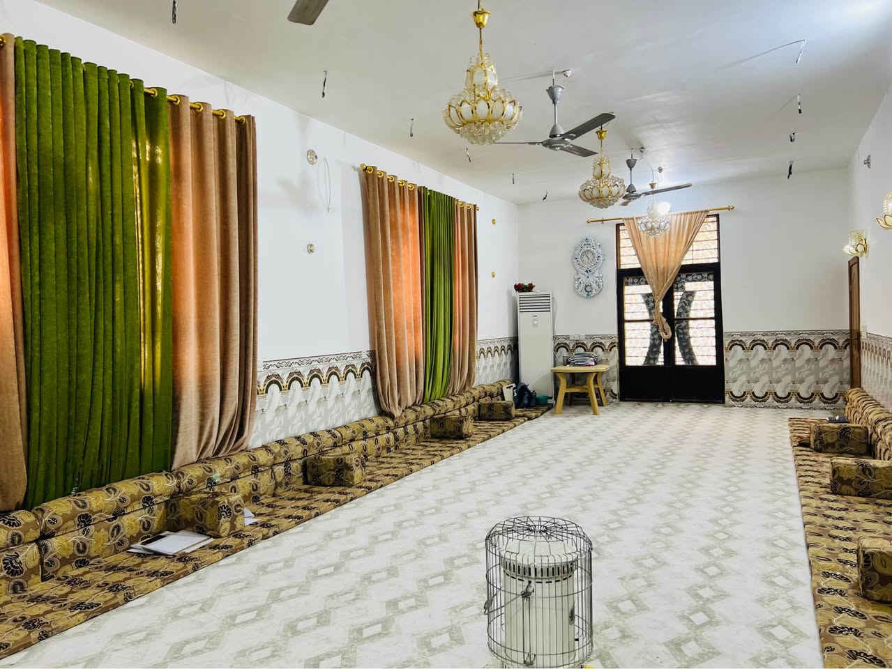 السلام عليكم ورحمة الله وبركاته

دونم طابو زراعي سند 25 
على طريق الزوار (طريق كربلاء طويريج) قرب عمود 268

الدونم مخدوم جداً ويحتوي على عدد كبير من النخيل 
يحتوي على دار بمساحة 400 متر تقريباً 
الحديقة الأمامية بمساحة 400 متر وأكثر 
الإستقبال 12 متر في 5
وصالة كبيرة 8 متر في 6
ومطبخ 6 متر في 5 
وغرف نوم عدد 2 ،  5 متر في 4 (غرفة سويت) 
ومجمع صحي 
الأرضية بورسلين درجة أولى 
كذلك توجد صحيات خارجية للزوار عدد 3

علماً ان الدونم ييعد عن الشارع الرئيسي (طويريج كربلاء) مسافة كيلو و200 متر تقريباً (الشارع تبليط)، وعن التبليط الفرعي مسافة 60 متر تقريباً . 

له طريقين .. الاول من قناة كربلاء والثاني من طريق كربلاء طويريج 
للإستفسار الإتصال على الرقم أو على الواتساب 
*********** كربلاء, العراق
