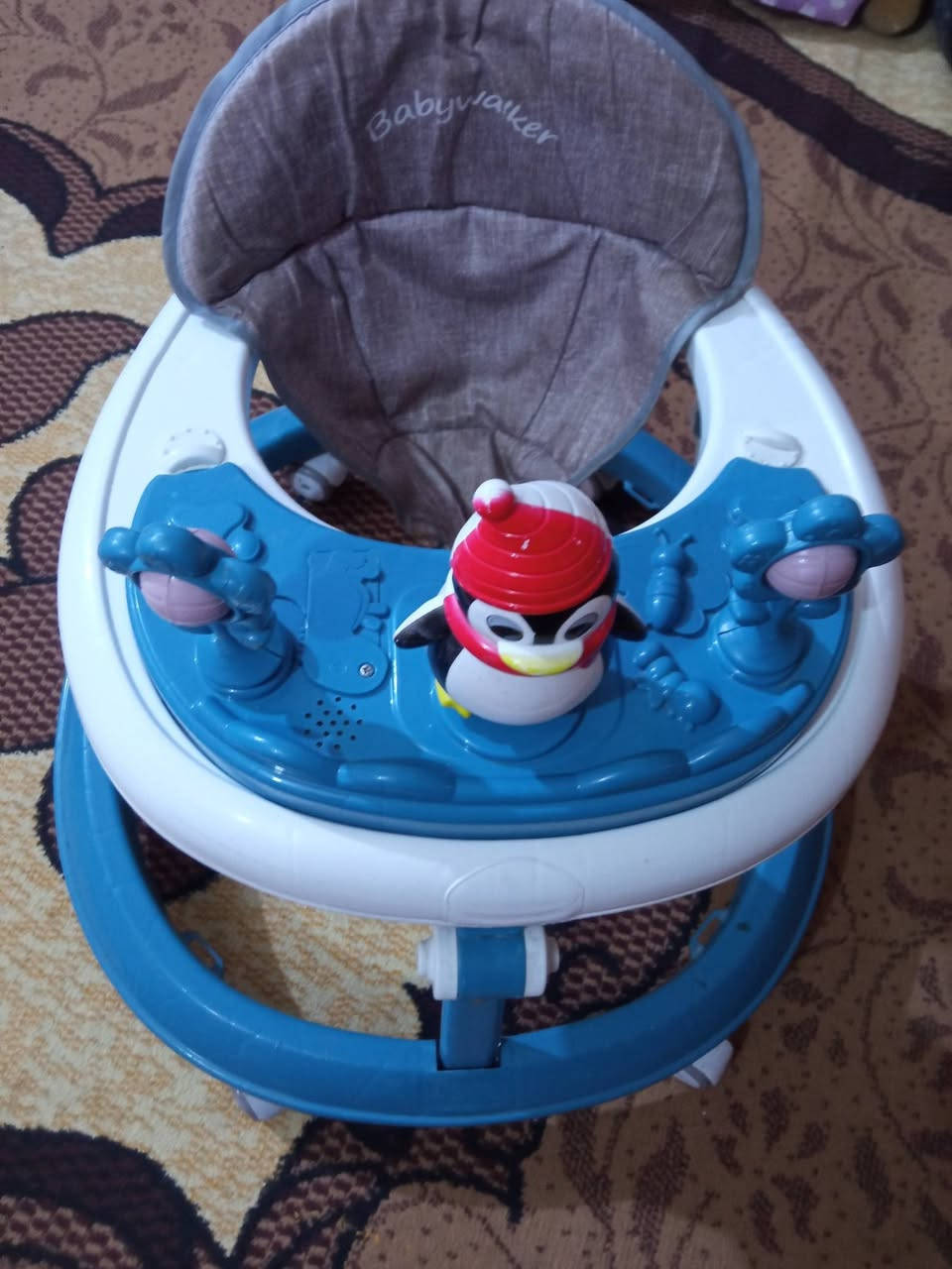 السلام عليكم ورحمة الله وبركاتة
عندي حجله ودب كبير وبي مقعد للطفل ولعبة الموسيقى 
الحجله ب15 الف
والدب ولعبة الموسيقى ب15
مكاني حله حي المهندسين 
رقمي *********** متواجد واتساب
