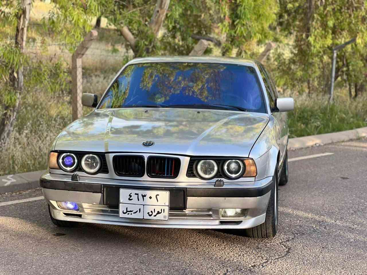 BMW 525 iA 1992 
سەیارەکە لە ٢٠٠١وە لای خۆمانە بە ناوی خۆشمانە 
فول فولە بەس سلاید نیە بیلاد 525 تۆماتیکە چوار جام کارەبایە تەبرید ساردو گەرم مەزبوتە سوکان کارەبایە چوار ویل حەسیری بیلادی لە ژێرە لۆک تایە ٢٢٥ لۆک بێدەعمە سەیارەکە چەکوچی پێوە نیە کامل بۆیاخ کراوە بۆ جوانی بۆ عەیب مەگڕێ دینار مەسرەفی تیا نیە تەحویل وەکالە بەشەرت گێڕو مەکینە بە شەرت موسو بڕاوە بە شەرت   لەکۆیەم
***********وەتسئەپ و ڤایبەریشی لەسەرە. كويسينجاك, أربيل
