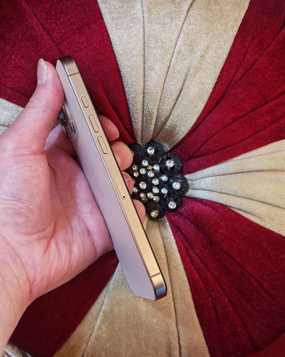 سلام عليكم للبيع أو مراوس ايفون 16 برو ماكس شرق اوسط بطاريته 95 لون مميز نضافته 💯💯 ذاكرة 256 مكاني كربلاء السعر 1165 للتواصل عل رقم ***********
