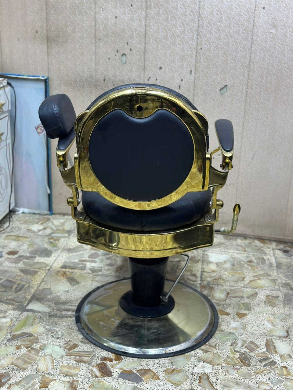 سلام عليكم كرسي ملكي للبيع السعر 600بيه مجال كامل نضيف جدك شغل العنوان عواشه شارع حسين تورنجي رقم الهاتف *********** عمارة, ميسان
