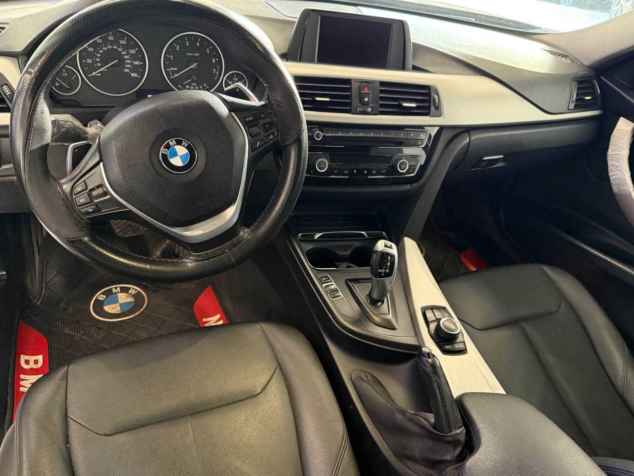 بي ام دبليو 320 2017 
كير و محرك بشرط محرك مفتوح بس بشرط 
سيارة بيها شبر من البوند و جاملغ صبغ 
و سيارة بيها 2 تعديل بارد 
دواخل و ارباكات بشرط
سيارة ماشية 122 ميل 
سعر السيارة 139$ قفل قفل 
مكان السيارة دهوك 
للاتصال *********** سميل, دهوك
