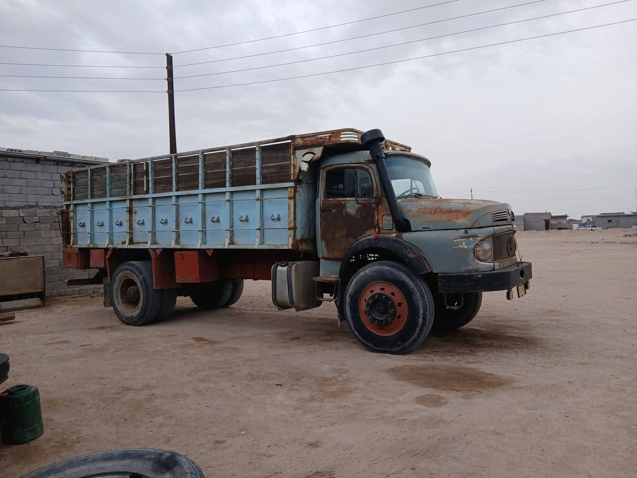 مارسدس اقجم لبيع   1961  سعر 25مليون وبيه مجال مكان البصره زبير***********
