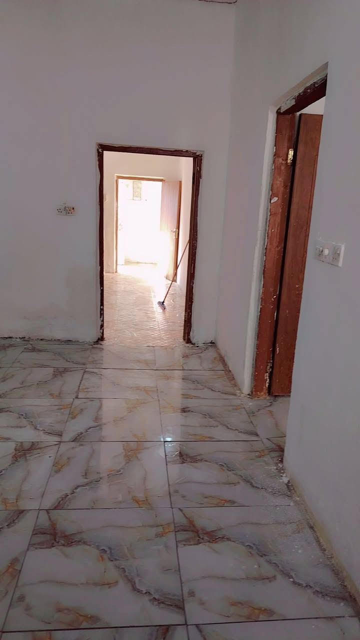 السلام عليكم بيت البيع حواس شارع معرض حجي ناطق مساحت البيت 230متر وسعره مناسب تصال عله هاذه الرقم ***********
