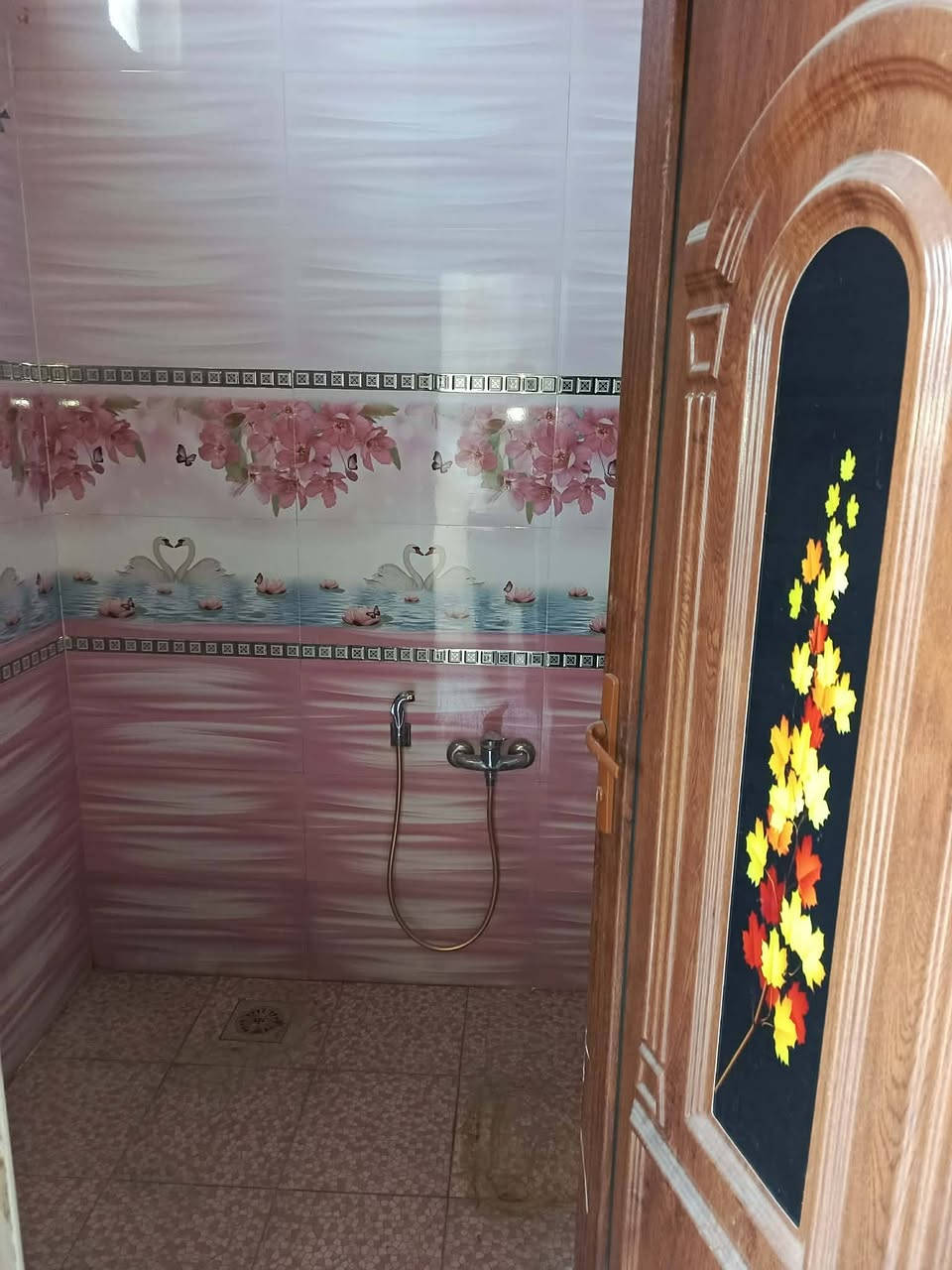 الدار للبيع المساحه 200متر طابو زراعي سند 25 الموقع حي علي قماره قرب أسواق حسون ثاني بيت عن التبليط عرض الشارع 7متر    بناء طابوق السقف صب كونكريت بناء حديث يتكون من غرف نوم ثنين وستقبال وصاله ومطبخ مجمع صحي خارجي وداخلي وطارمه وممرات داير البيت وطارمه أي استفسار إتصال على الرقم التالي واتساب ***********
أو مراجعة مكتب ابو زهراء التميمي شارع المواكب مقابل حسينية الخزرج البيت حالين فارغ
