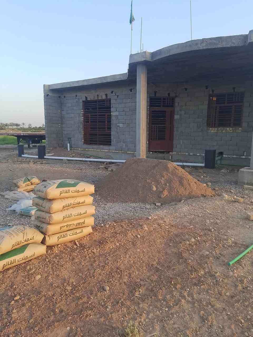 سلام عليكم  نص دونم للبيع بي بيت هيكل مكان في عزيزيه  دير ***********
@
