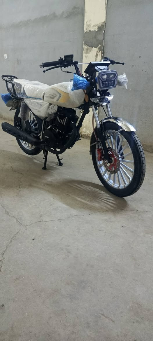 ياالله //قطعة جيس ومال عيد
الإستفسار //***********☎️☎️***********
السيفاان ال 25 الأصلي استعمال ( 12)يوم فقط زيرو
نظافة 100٪٪100 كفالة بصمة تشغيل🛵 
⚙️مكينة 200cc 
لوون مميز دولار ابيض ⬜
مكان ///الصويرة #السبيس تقاطع حي #الزهورر
