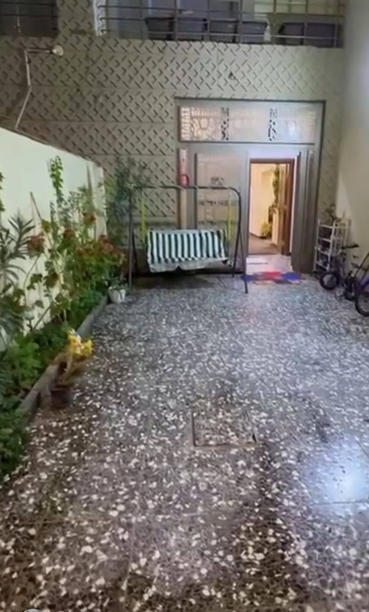 بيت للبيع في منطقه دور الضباط مقابل قاعات الأعراس انطاليا وقصر الاحلام المساحة 263 متر الواجهة 8 و30  والنزال 30 متر البيت طابقين والبناء طابوق السعر 640 من راعيه مباشر  التفاصيل خاص رقمي ***********
