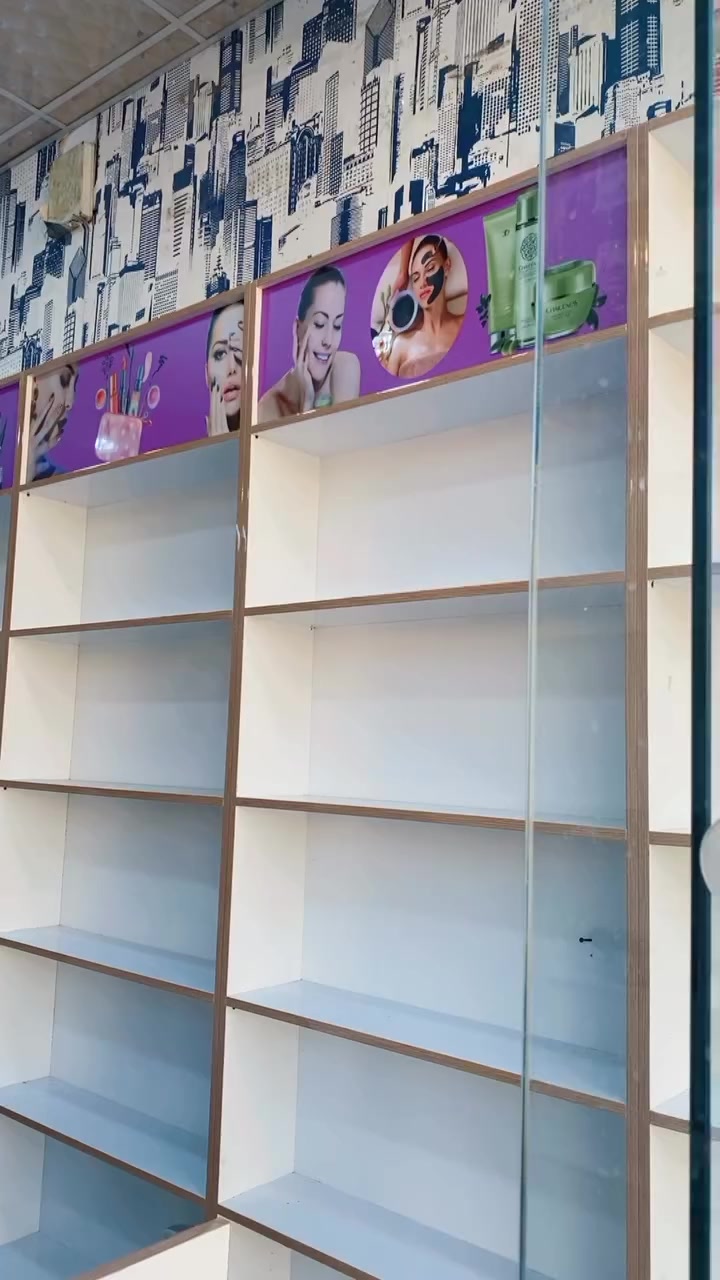 سلام عليكم فاترينات شغل درجه اولى ارتفاع مترين ونص وعرض بيهن متر وبيهن ٩٠ س يعني تفصال المحل جان طوله ٦ متر وعرض ٣ مع طرحيات جام وميز كاشير مال كوزمتك لوكو اناره داخليه   بدون اسم جدد استخدام ٥ اشهر العدد 17 فاترينا عدا زوايا ٢ طرحيات جام عدد ٥ بيع كلهن ماابيع بس وحده لو ثنين  السعر الفاترينه الوحده 60 الف مجال قليل بيها اسعارهن معروفه واني كاتب سعرها جوه السوك بهواي عنواني بغداد العبيدي شارع المحافض 
***********
