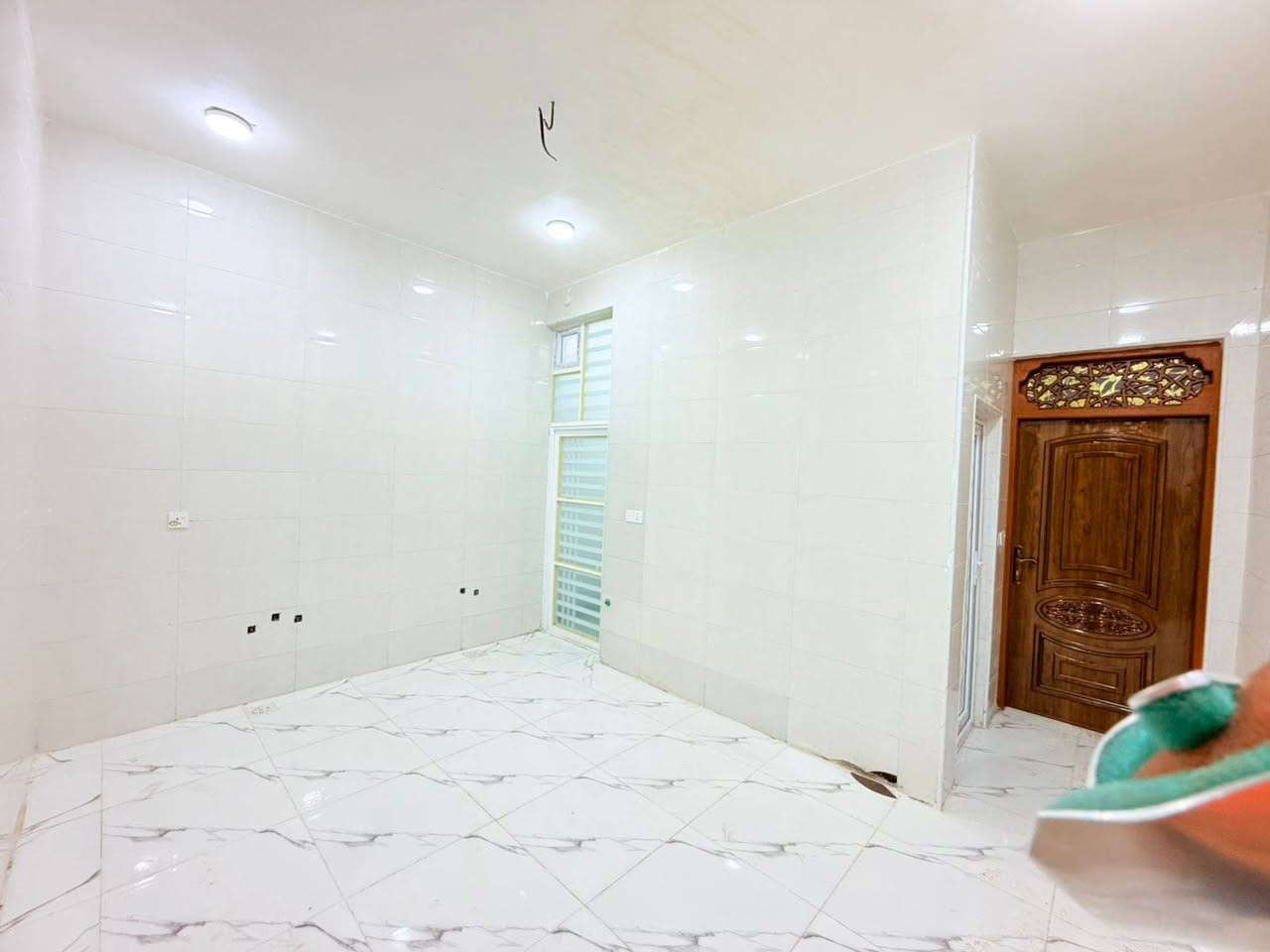 بيت للبيع مساحه 100م قرب سكله الكرعاوي بناء حديث غير مسكون البيت درجه اولى سعر 47قابل للتفاوض التفاصيل اكثر واتساب او اتصال ***********
