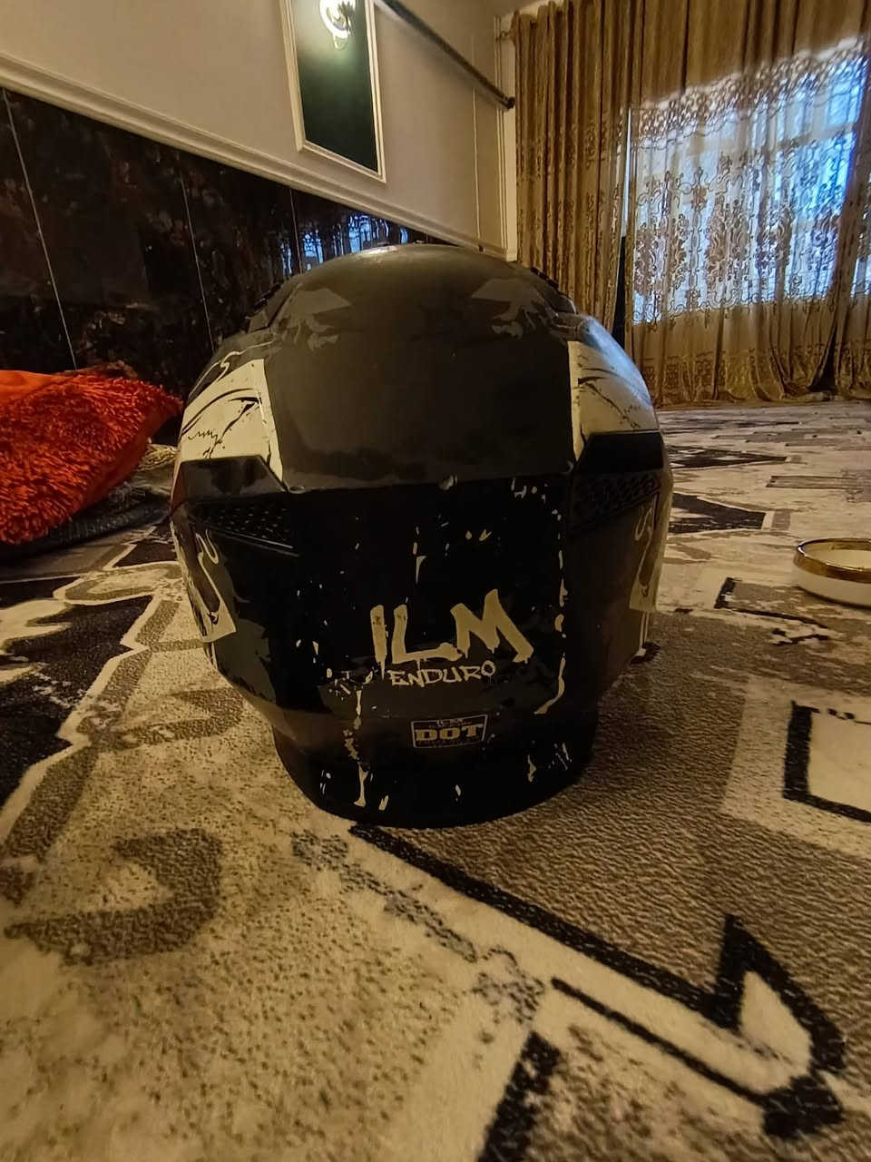 خوذتين للبيع  اصليات البيضه فج قلاب والسوده لافتح اصليات وبعدهن جدد قويات كلش مكانهن بغداد   السوده ب90والبيضه ب70.    ***********
