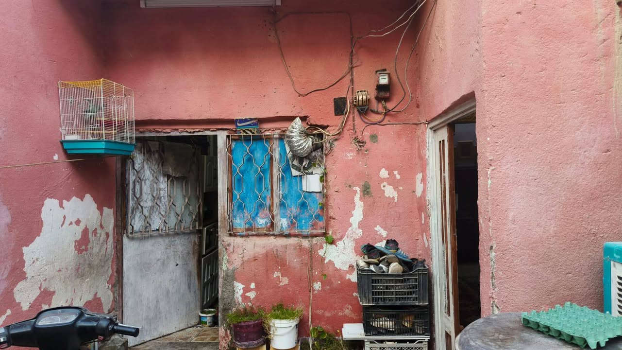 سلام عليكم بيت مساحة 100 متر شارع 4 متر يحتوي البيت على طابق واحد وغرفة نوم واحدة وصالة واستقبال وصحيات للاستفسار الاتصال على الرقم ***********
