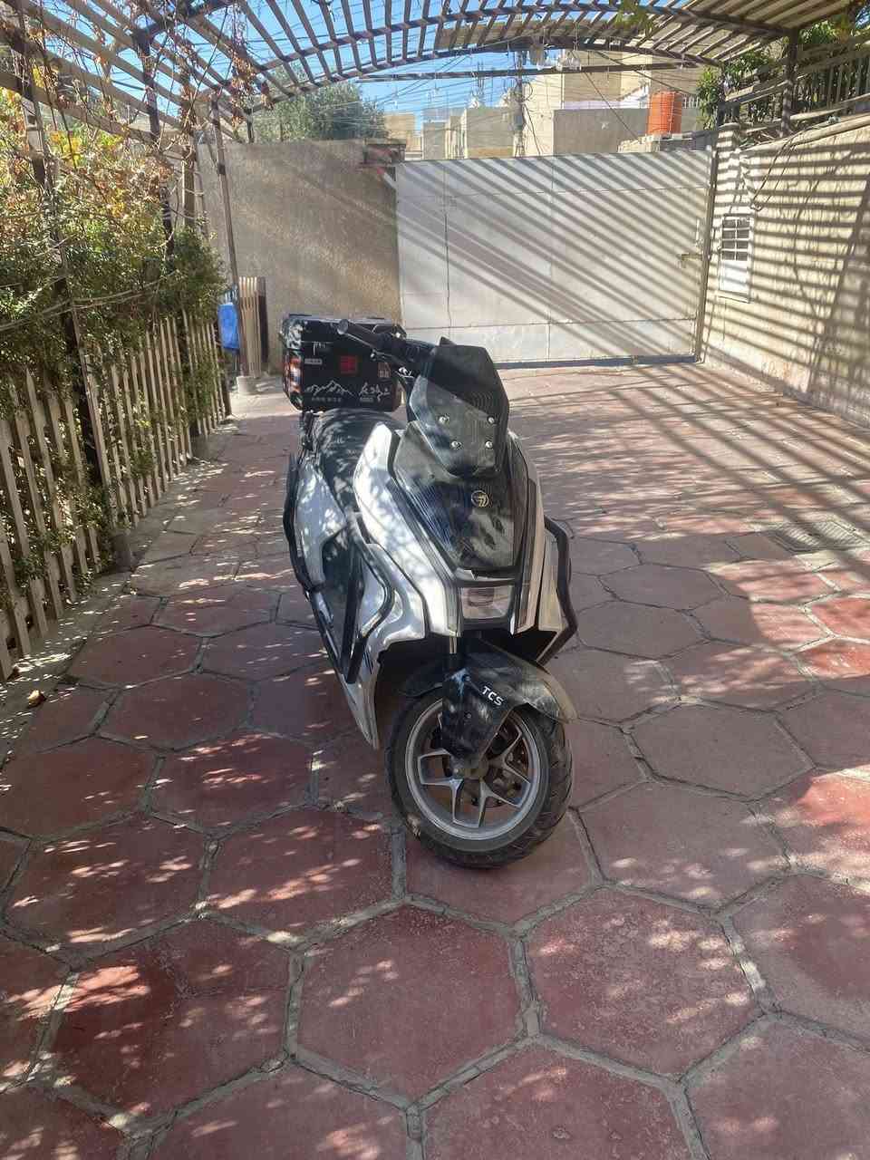 السلام عليكم دراجه للبيع  تمش ٨٠ كيلو حقيقي اربع سرعات استعمال قليل سرعتها ٨٠ مكاني بغداد السيديه السعر ٩٠٠ الف رقمي للتواصل ***********
