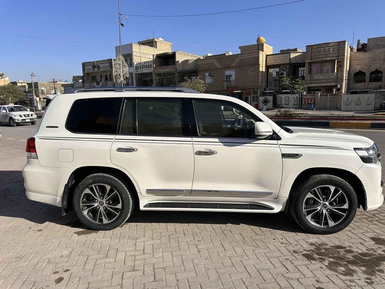 ‏بسم الله الرحمن الرحيم 
لاندكروز مديل 2020 {ساز } باب الاول  
رقم بغداد  
ماشيه 101 الف حقيقي  
مكفولة كفاله عامه 
كير مكينه حداديه 
{فقط بارد موضح في الصوره }
شاحن لاسلكي
1 بصمه +
2- سلايت
3- كشنات جلد + كشنين كهرباء + كشن السائق 3 حركات
8 -4 ارباك
5- شاحن لاسلكي
7- مري شفط + مري قلاب عند الرجوع + اشاير بالمري
8- اشاير لكزز + لايت اسود
9- حساسات امامي خلفي
10 - كامره
11- زراك لايت
12- طفايه
13- تشغيل عن بعد
14- اناره داخليه
15- دوس علامه لاندكروز ضوئيه
16- دبل ماوس
17- ثلاجه + فور ويل
18- جام يصعد وينزل عن طريق البصمه
معرفه بعد موصفاته .
💰 السعر:  570 بيه مجال قابل للتفاوض
📍 الموقع: بغداد
  📞   رقم تواصل : ***********
