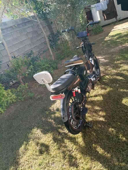 السلام عليكم باسكل شحن مواصفات
حجم 20اكبر حجم 
بطارية جديدة 5بطاريات 
يمشيك مسافة كلش بعيدة 
اشاير شغالة يمين يسار 
لايت عالي ناصي 
بك الايت شغال 
شاشة شغالة 
تايرات جدد جوبلس 
سرعة 99     4نمر 
عقل جديد شغال 
مكان اديالى المقدادية 
سعر 250 
رقم ***********
