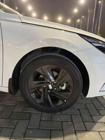 السلام عليكم النتره خصوصي خليجي زيرو كوري اصلي موديل ٢٠٢٣ السياره علا حطت الشركه بعدها زيرو ماشيه ٢ الفين فقط مدوشمه ارضيه كشنات السياره مواصفاتها سلايت تحكم ستيرن محور قياده ويلكب اربعه دسك السياره كفاله عامه بدون صبغ بدون تبديل داخل لونين الشراي يتصل السعر ١٨٢  بيها مجال بسيط مكانها بغداد ***********
