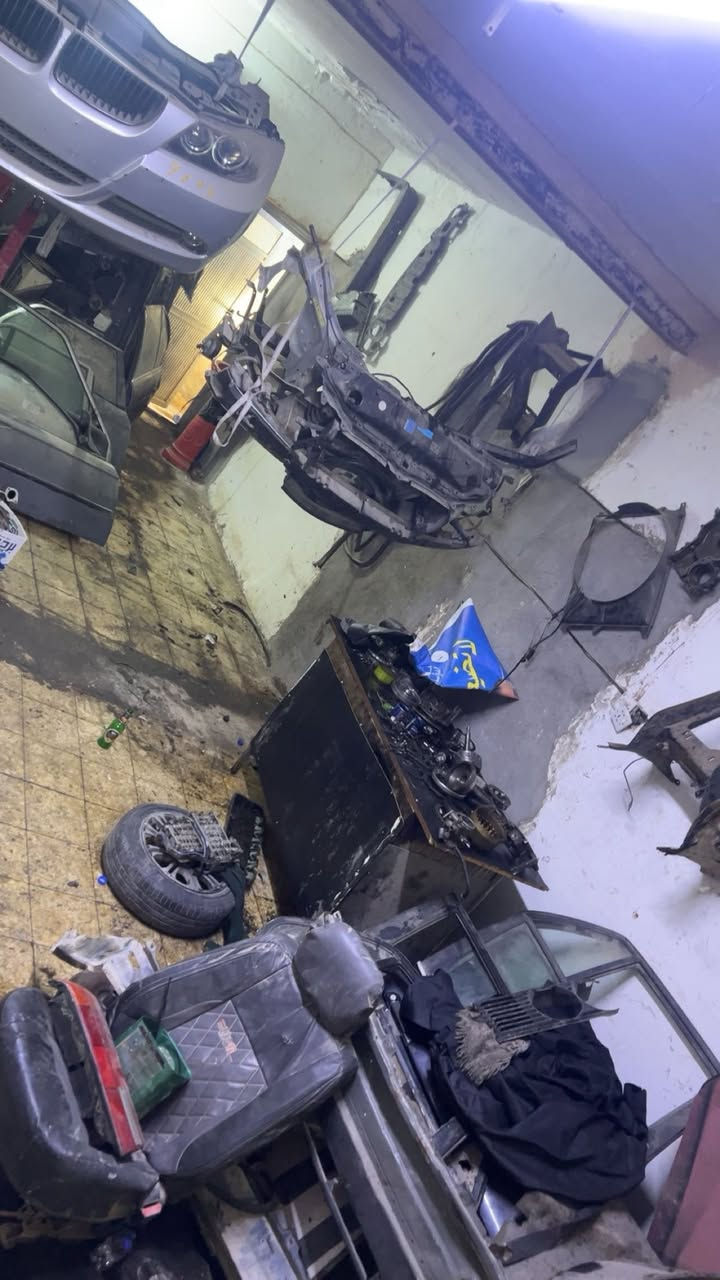 سلام عليكم عروض الصيانة مع توفير قطع غيار/حدادة لجميع أنواع وفئات bmw  صيانة كهربائيات وتتوفر مكاين حاوية جدد مكينه 25 دبل فانوس /مكينة 4 سلندر 1800 مكينة 20 /35 /مكينه 50 العنوان بغداد الشرطة الرابعة للاستفسار اتصال على رقم او واتس اب ***********
