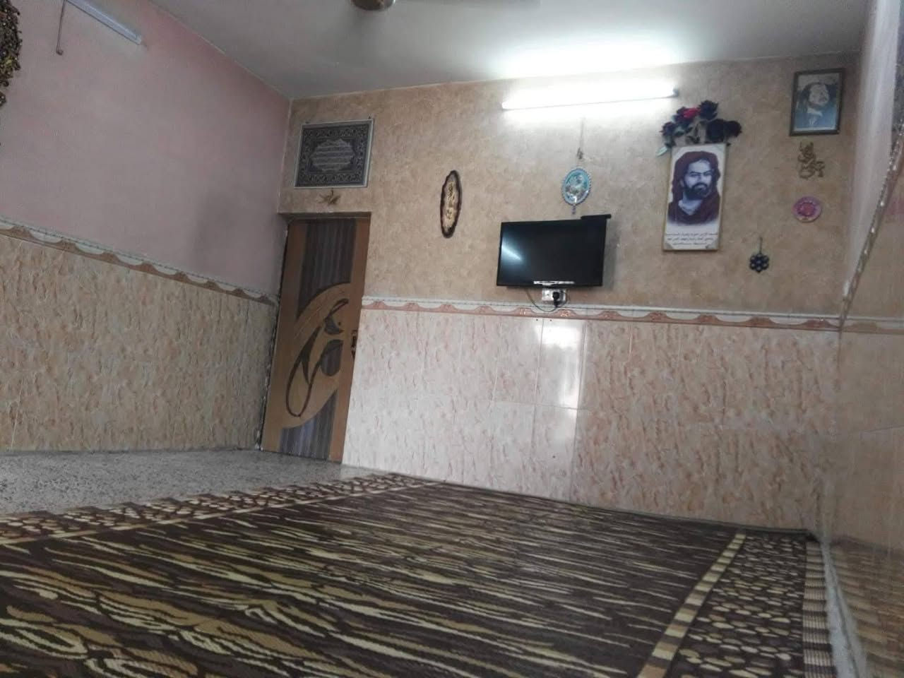 #بيت_للايجار في بغداد جميلة الثانية 100 متر
الطابق الارضي كراج و استقبال و مطبخ و صحيات 
الطابق الاول غرفتين نوم 
الطابق الثاني سطحين
ابسعر 950،000 الف شهريا 
للتواصل على الرقم *********** واتساب فقط
