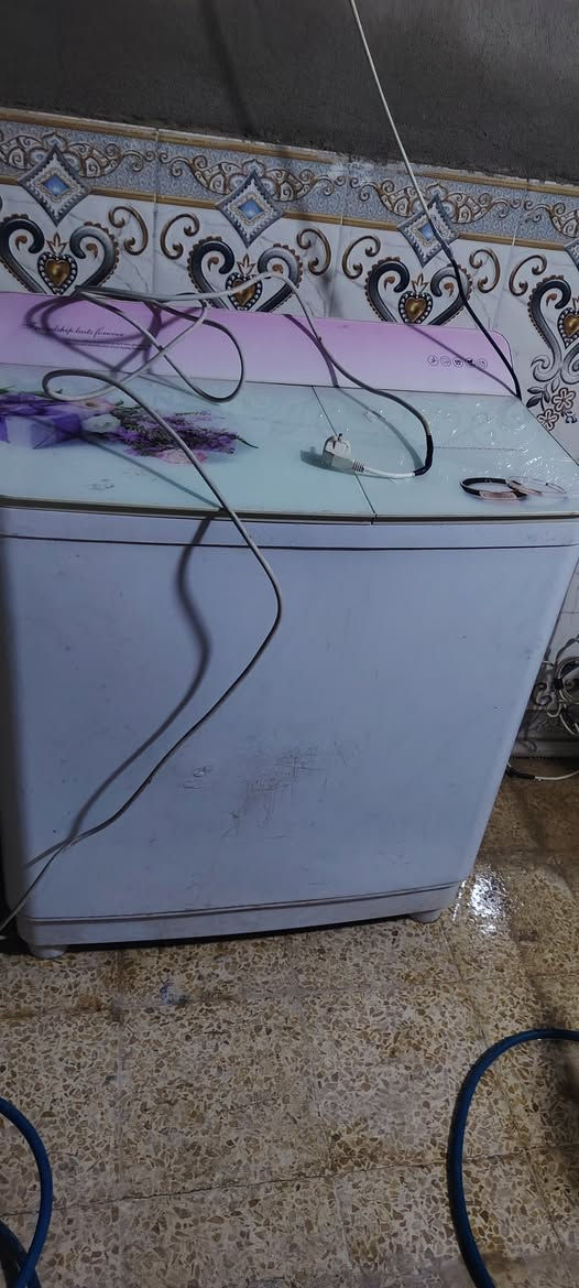 السلام عليكم عندي  غسال شرط شغل  للبيع ***********  ب 80 قفل حجم جبير   نضيفه حيل
