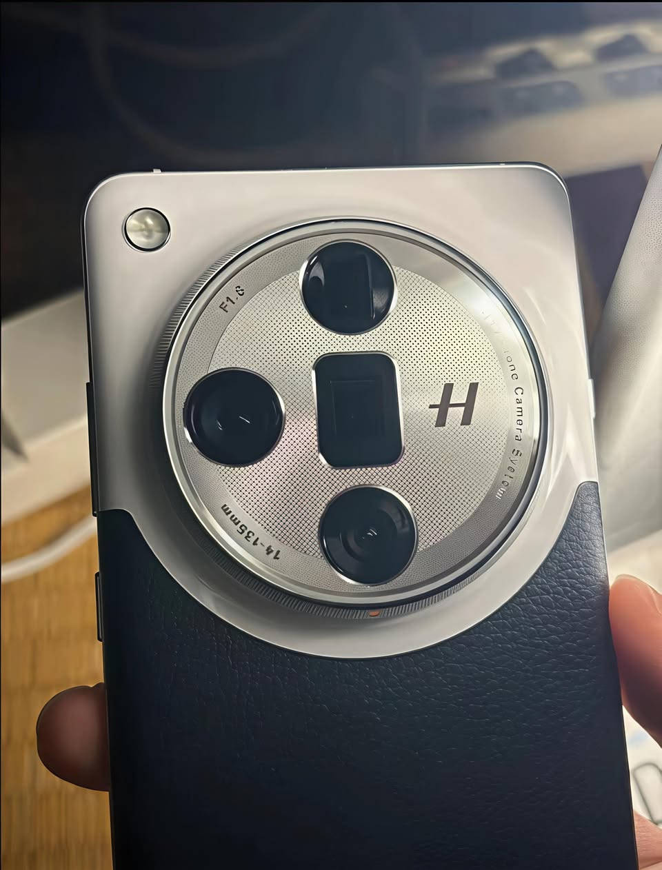 السلام عليكم 
ملك التصوير والزوم Oppo Find X7 Ultra 
مواصفاته معروفه وكامراته التحفه من شركة Heisblad الالمانيه تنطيك دقه والوان واقعيه 
وباقي المواصفات معروفه 
ذاكرة 256 رام 12 كامل ملحقات نضافه 99%
((للمراوس)) بجهاز قوي من ناحية الكامرات يفضل Vivo 
 واتساب (***********)
