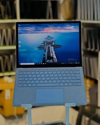 لابتوب Microsoft Surface Laptop 2 i7 الجيل الثامن 🔥 أداء فاخر وشاشة مذ...