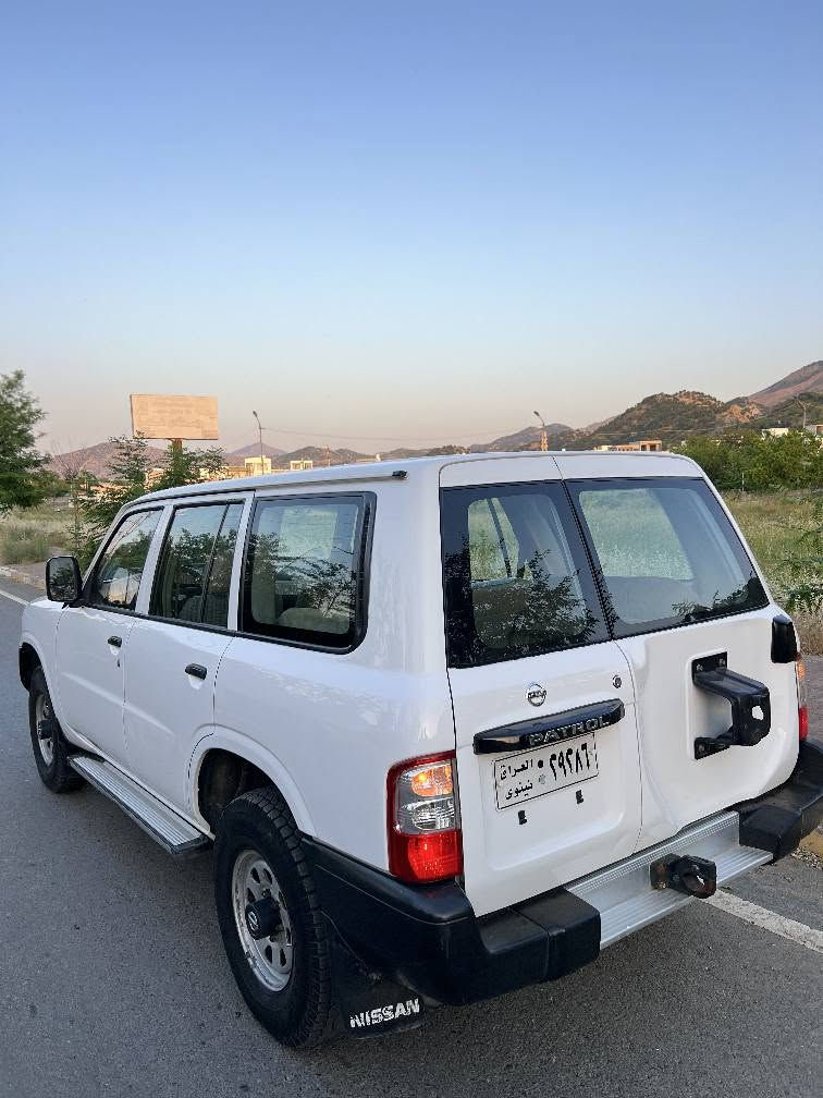بسم الله الرحمن الرحيم
نیسان پاتڕۆڵ ۲۰۰۳ ناو سپی 200kmهەزار ڕۆشتوە 
هەموو گیانی لەسەر دەقی شەریکەیە، چوار تایەی لۆک ، شاشە ئایپاد و بلوتوس، بەطانە و شانسی و دەرگای دواوەشی ساغ ساغە بە شەرت درزیشی نەبێت ، هەموو کوشنەکانی وەک شەریکە ماوەتەوە جلد و بێ تەقیوی و دڕاوی لۆک لۆکە ،دوگمەی عەیاری لایتەکانیشی ئیش دەکات ، لە دەعامی پێشەوە بۆ دەعامی دواوە هەزار دینار مەصرەفی تێدا نیە الحمداللە،  هەتا بڵێی بەقوەت و کێشی خۆشە ، ئاڕمی هەولێرە   .پێنجوێن.
***********/*********** السليمانية, العراق
