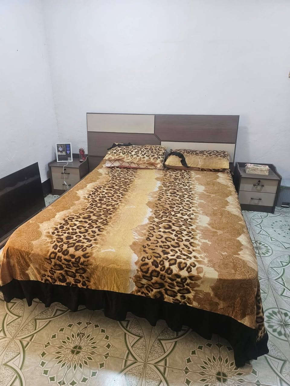 السلام عليكم. 
غرفه نوم مستخدمه 5 قطع لون مميز طابقين ٦ ابواب (هيدروليك) مفتوحه مره وحده  سعر ٤٠٠ كربلاء العسكري *********** كربلاء, العراق
