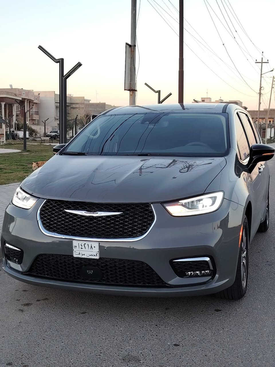 من رخصة الادمن
#المركبة  :  كرايسلر باسفيكا هايبرد لون سمنتي مميز موديل 2024 فول مواصفات عدى الفتحة
تترقم جميع المحافظات 
رقم مجاني 
*** ثلاث انظمة شحن خارجي +  هايبرد+ بنزين
الشحنة الوحدة تمشيك من 60الى80 كيلو يعني بالداخل ماتصرف قطرة بانزين

#الضرر    : مرفق الصور الحادث 
#التصليح : بارد قليل بالبنيد وشوية بالچاملغ
#السعر   :264ورقه مع المجال

#المواصفات  :
▪️ كرايسلر باسفيكا
▪️ محرك 6 سلندر 3600
▪️رادار امامي تفاعلي متعدد الاستخدام
▪️لايتات زينون عالي وناصي مع حاجب LED مع كشافات دعامية زينون
▪️ حساسات خلفي اصل 
▪️ حساسات الاجتياز الجانبية 
▪️ كشافات دعامية اصل 
▪️ بصمات كل الابواب وبصمة تشغيل وتشغيل عن بعد 
▪️كشن ذاكرة (خزن ميموري) لكرسي السائق
تدفئة كشنات +استيرن

▪️ كاميرا خلفية دوارة مع الستيرن 
▪️ باب جنطة كهربائي شفط 
▪️ ابواب جانبية كهربائية 
▪️ غرفة السيارة جلد اسود اصل 
▪️ تحكم كهربائي متكامل لمقاعد المقدمة 
▪️ شاشة دشبول كبيرة لمجموعة من الايعازات 
▪️ السيارة 7 راكب مع 3 قطع تبريد 
العنوان البصرة حي المهندسين

 الاتصال أو  وات ساب على :***********
