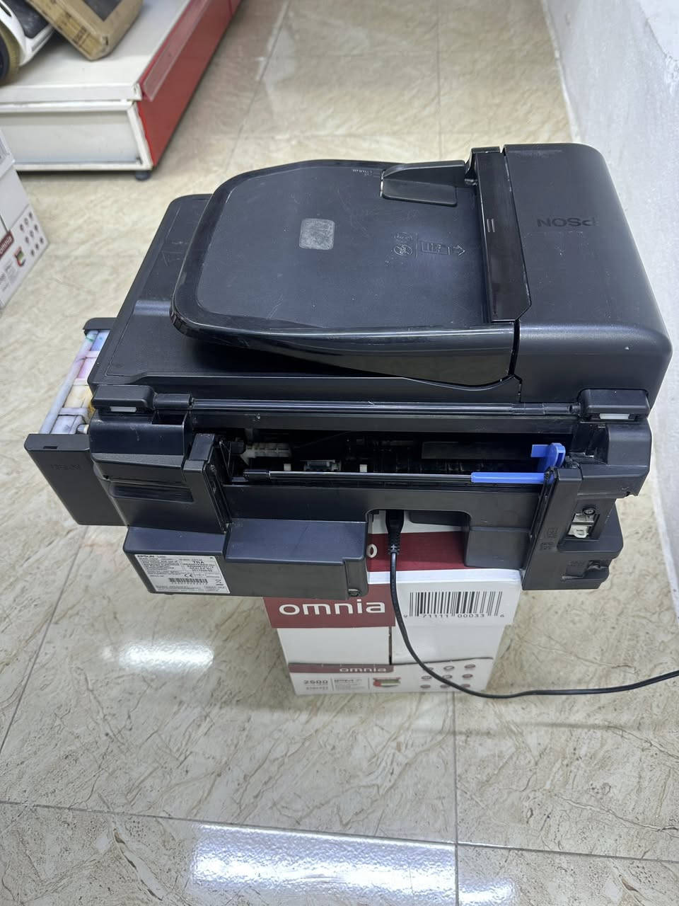 طابعة Epson L550 الشاملة (4 في 1) - اقتصادية
ومثالية للعمل
تعد طابعة إبسون L550 خياراً ذكياً لمن يبحث عن الجودة والتوفير في آن واحد. بفضل نظام "EcoTank" المبتكر، نضمن لك تكاليف طباعة منخفضة جداً مع أداء مستقر.
المميزات الرئيسية:
• الوظائف: 4 في 1 (طباعة ملونة وأبيض وأسود، نسخ،
مسح ضوئي Scanner، وفاكس).
• نظام الحبر: خزان حبر أصلي مدمج يوفر آلاف الصفحات
بتكلفة زهيدة جداً.
• جودة الطباعة: دقة عالية تصل إلى DP| 1440 x 5760
لنصوص واضحة وصور زاهية.
• الاتصال: تدعم التوصيل السريع عبر USB ومنفذ
Ethernt ال ين
• الأداء: مثالية للمكاتب الصغيرة، المحلات التجارية، والطلاب.
• السرعة: أداء عملي وموثوق يغطي احتياجات الطباعة
اليومية بكفاءة.
لماذا تختار هذه الطابعة؟
هي الحل الأمثل لتقليل نفقات الحبر (بدلاً من الخراطيش التقليدية الغالية)، وتتميز بكونها عملية، سهلة الاستخدام،
وتدوم طويلاً
للمزيد من المعلومات أو للاستفسار، يرجى التواصل ملاحظة
بخصوص حالة الطابعة:
الجهاز يعمل بشكل ممتاز ولا يعاني من أي أعطال تقنية أو ميكانيكية. الطابعة تحتاج فقط إلى عملية تنظيف روتينية (Nozzles) لرأس الطباعة والفوهات (Cleaning) بسيطة
بسبب فترة التوقف وعدم الاستخدام، وهو أمر طبيعي جداً وسهل الحل عند أي فني صيانة، وتعود للعمل بكامل كفاءتها
فور إجراء هذا التنظيف. 7501246905
سعر ١٢٥ و بيها مجال


**إذا كنت صاحب هذا الإعلان وتريد حذفه لأي سبب، رجاءا أرسل رسالة إلى الدعم الفني**