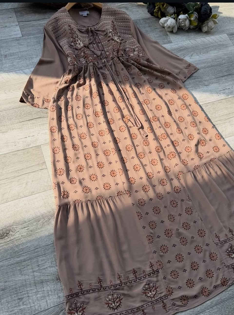 #دراعةكشمير خليجي بنعومة فاخرة ✨
لون راقي وتطريز ناعم يبرز الأنوثة بذوق هادئ🌸🦋
قصة مريحة مع شدّة خصر تعطي شكل أنيق ومرتب🐅🙂
مناسب للبيت، للضيافة ولمّات رمضان 🌙
القياسات _L __xl__2xl__3xl
#سعــــــــــــر15
يوجد توصيل داخل المسيب الفين دينار 
يوجد توصيل محافظات


**إذا كنت صاحب هذا الإعلان وتريد حذفه لأي سبب، رجاءا أرسل رسالة إلى الدعم الفني**