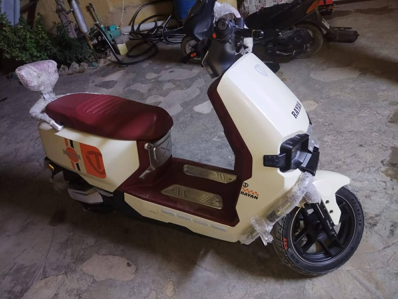 للبيع ماطورشحن قبل 15يوم من طلعتة من شركة السعر 950وبي مجال رقم الهاتف***********
