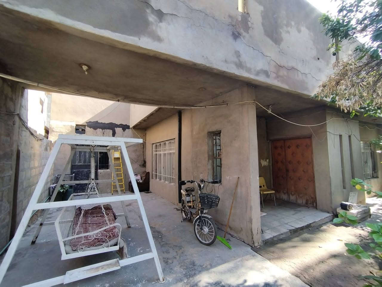 🏠 بيت للبيع – موقع تجاري مميز جدًا 🏬
📍 الدورة – شارع 60 الرئيسي (شارع تجاري حيوي)
💰 بسعر مميز
🔹 المساحة الكلية: 642 متر
🔹 الواجهة: 15 متر
🔹 العمق: 42 متر
🔹 الطابو: صرف 100%
🔸 مواصفات العقار:
4 محلات تجارية
شقة سكنية فوق المحلات
مخزن فوق الشقة
حديقة واسعة بمساحة كبيرة
بيت مبني بمساحة 150 متر
✨ فرصة استثمارية ممتازة (تجاري + سكني)

📞 لستفسار والتواصل:
***********
