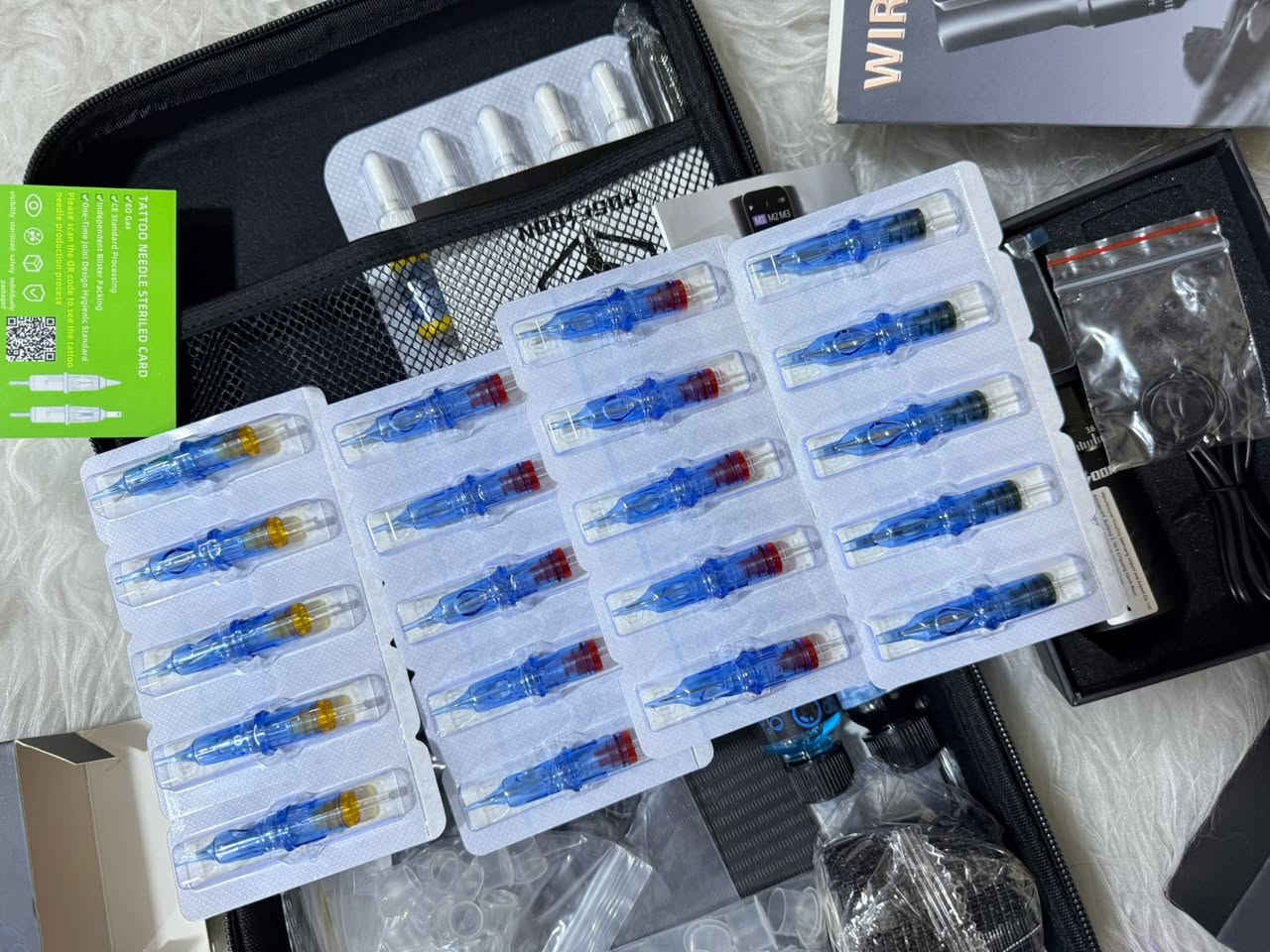 جهاز وشم ماركة Poseidon
محتويات الطقم الظاهرة في الصورة:

قلم الوشم الدوار (Rotary Tattoo Pen): جهاز لاسلكي مصنوع من سبائك الألومنيوم، يتميز بمحرك مخصص ونظام تروس متطور لضمان تشغيل هادئ وموثوق.

أحبار الوشم (Tattoo Inks): تظهر زجاجات حبر، منها اللون الأسود (Tattoo Ink Black) ومحلول ملطف (Soothing Solution).

إبر الخراطيش (Cartridge Needles): مجموعة من الإبر المتوافقة مع القلم.

بطارية ومزود طاقة: بطارية لاسلكية قابلة لإعادة الشحن (عادةً بسعة 1500 مللي أمبير) مع كابل USB.

ملحقات إضافية: حقيبة حمل، وقفازات، وأغطية قبضة ذاتية الالتصاق، وجلد للممارسة.

المميزات التقنية:

جهد التشغيل: يتراوح غالباً بين 6 فولت و 11 فولت.

التصميم: خفيف الوزن ومريح لتقليل إجهاد اليد أثناء الجلسات الطويلة.

الاستخدام: مناسب للمكياج الدائم والوشم الفني.


**إذا كنت صاحب هذا الإعلان وتريد حذفه لأي سبب، رجاءا أرسل رسالة إلى الدعم الفني**