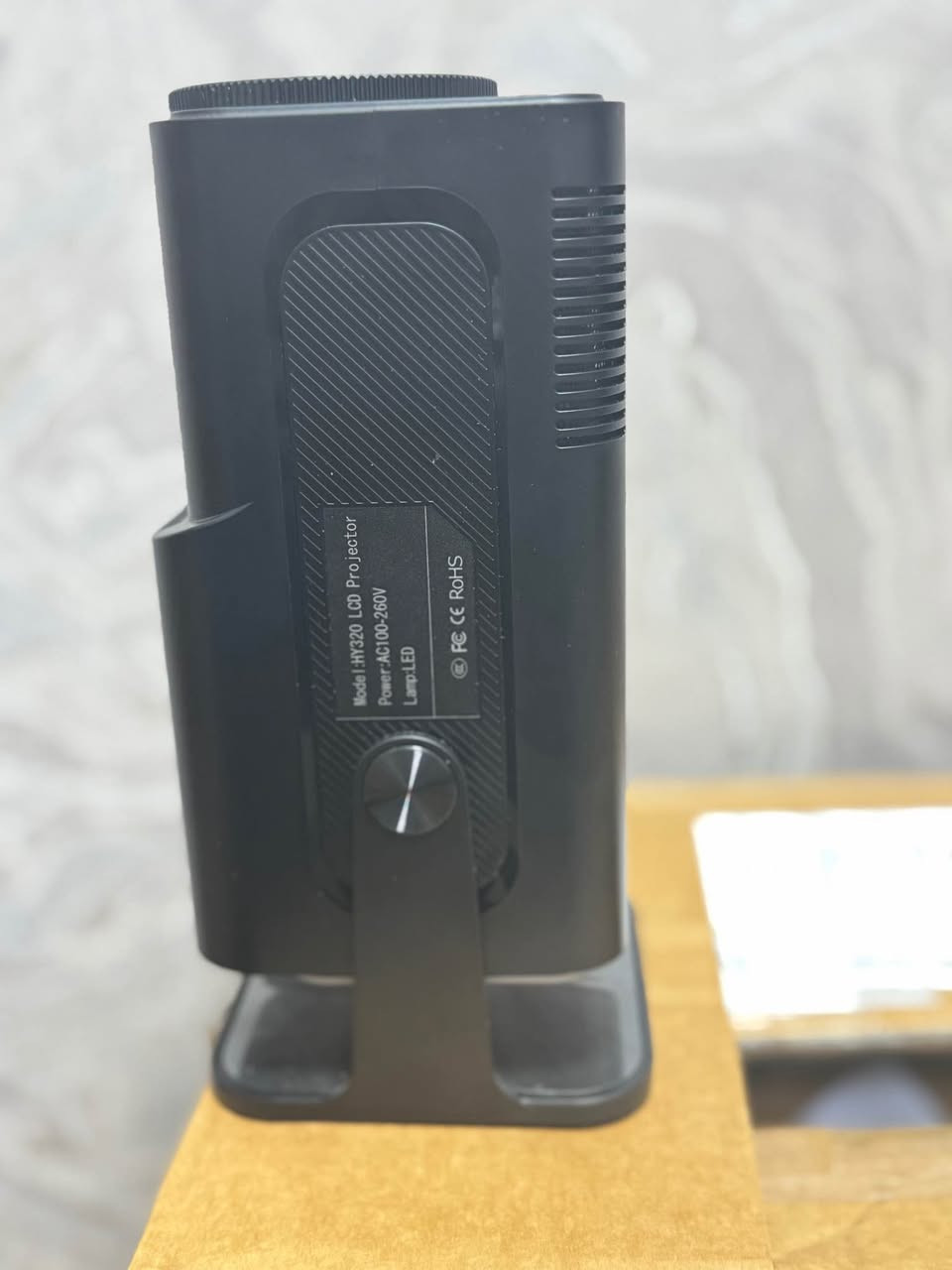 جهاز بروجكتر (داتا شو) ذكي بمواصفات عالية، مثالي للسينما المنزلية، الألعاب، أو عرض المحاضرات بوضوح تام.
أهم المواصفات:
• الموديل: HY320 (الإصدار المطور).
• النظام: أندرويد ذكي (يشغل يوتيوب، نتفلكس، وتطبيقات العرض مباشرة).
• الدقة: وضوح عالي مع دعم تشغيل فيديوهات بدقة 4K.
• المرونة: قاعدة دوارة تسمح بالعرض على الحائط أو السقف بسهولة.
• الاتصال: يدعم Wi-Fi و Bluetooth لربط الموبايل والسماعات.
تفاصيل إضافية:
• الحالة: استعمال قليل جداً (الجهاز نظيف جداً).
• الملحقات: متوفر مع كرتونه الأصلي وكافة ملحقاته.
السعر والتوصيل:
السعر: 35,000 دينار فقط.
متوفر توصيل لجميع محافظات العراق. أربيل, العراق


**إذا كنت صاحب هذا الإعلان وتريد حذفه لأي سبب، رجاءا أرسل رسالة إلى الدعم الفني**