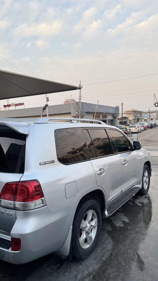 السلام عليكم شباب حبايب 
للبيع لاندكروز 🔥
موديل 2011ستينيه اصل 🔱
موصفات فول 1/1 
السياره جداً جداً نضيفه مكفوله من كلشي مكينه كير صدر كلهن كفاله 
السياره ما بيه اي ملاحظات 
السياره بالحقيقه بعد احله 
رقمه السياره واسط شبه مميز ✅
السعر جداً مناسب  اتصال رقم التليفون 📞
***********
