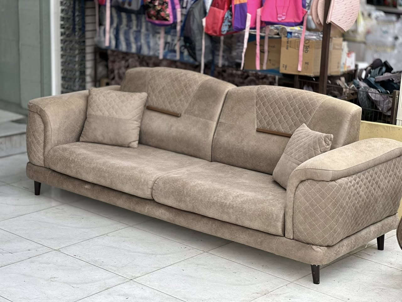 تخم تركي تكمه هيكل جدا ثقيل  متكون من 10 مقاعد  نضافه 100/100  بقماش الشامو  معركه وتر بروف بمقعد طبيّ سوفت امريكي فول بوليستر  نضام السرير ضهر سلايت تكدر تفتحه قطعه أو قطعتين هيكل  والقاعدة والرجل بل كامل خشب زان  تصميم كلش مودرن عنوانه اربيل زانكو 99 قرب مطعم كص سنگر يوجد  توصيل ل بغداد و لباقي المحافظات  *********** واتساب فقط علي
