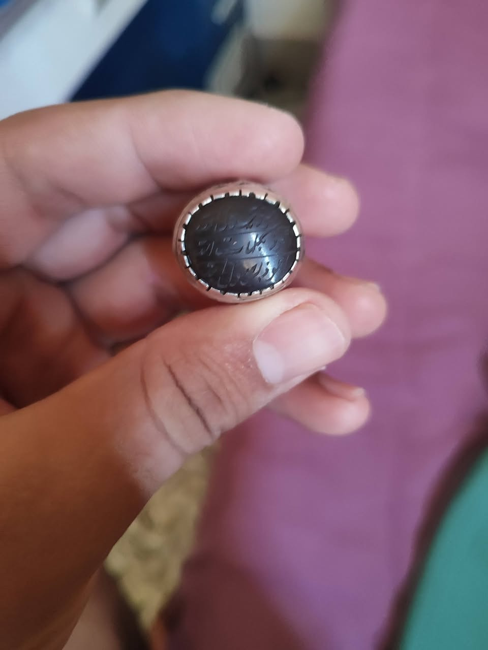 سلام عليكم محبس حديد صيني مختوم يوم 27 رجب صياغه قديمه و ثقيله قيم باليرضه الله وخذ مكاني نجف ***********
