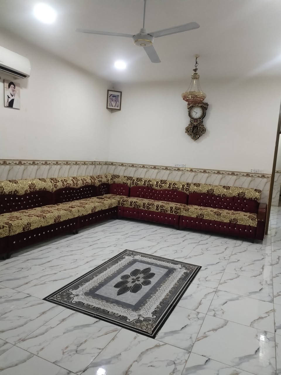 سلام عليكم
بيت للبيع المساحه الكليه 325 متر يحتوي علئ 3غرف +مخزن جينكو
مطبخ 5×4
صاله 7×5
هول 11×4ونص
الغرف 4×5
الغرفه  فوك الطابق الثاني 6×4
العنوان ورديه خارج علئ بزل بيت كركز 
الاتصال ***********
***********واتساب

