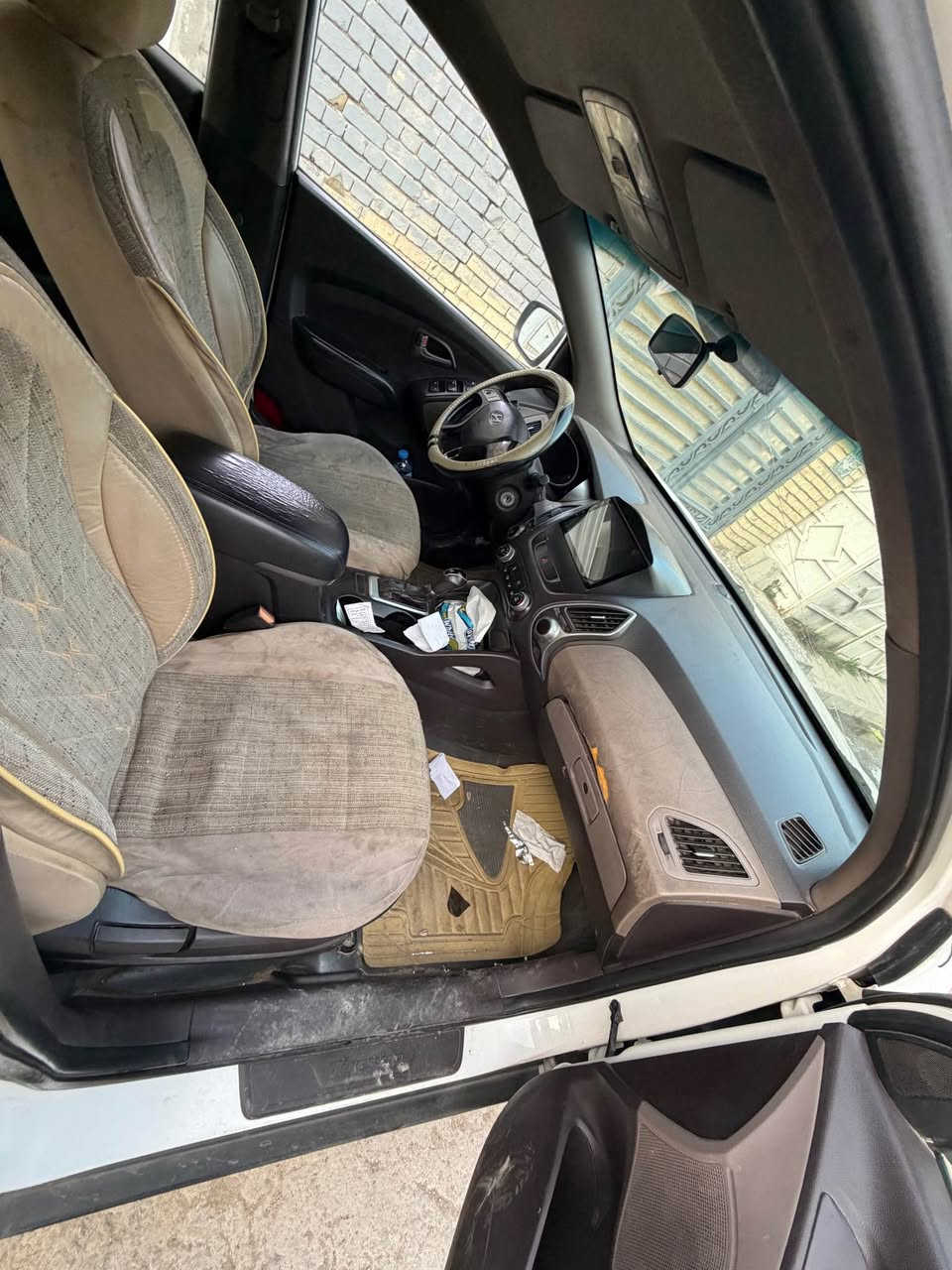 توسان 2014 خليجيه رقم بغداد باسمي 
محدك ٢٠٠٠ دوش 
بدون صبغ وتبديل بيه ملاحضات 
مكانه بغداد 
سعر 129 قفل 
*********** Colombo, Sri Lanka
