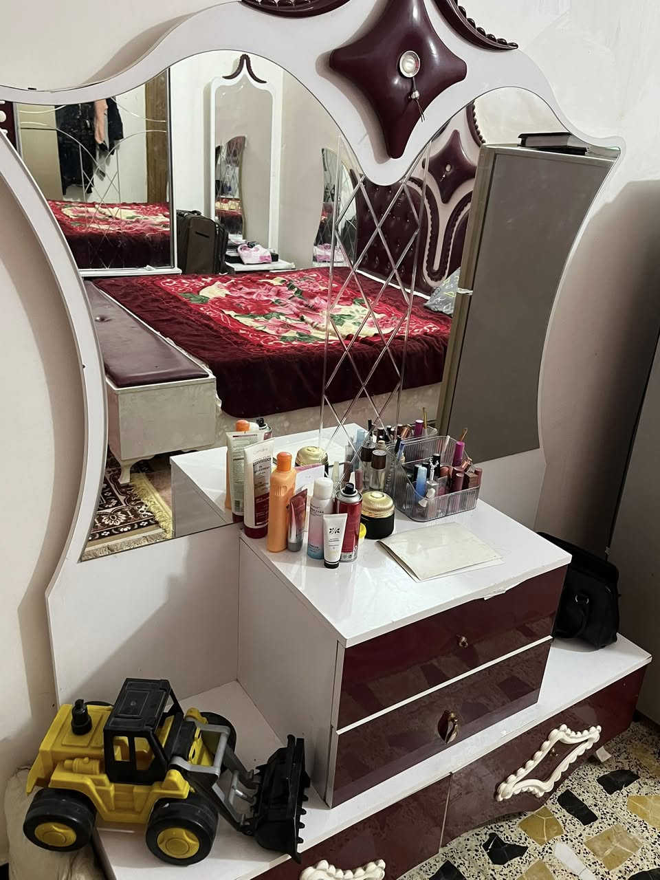 السلام عليكم 
غرفه مال نوم للبيع السعر 250 وبيها مجال 
للأستفسار : *********** 
خاص متواجد مستعجل ع بيعته
