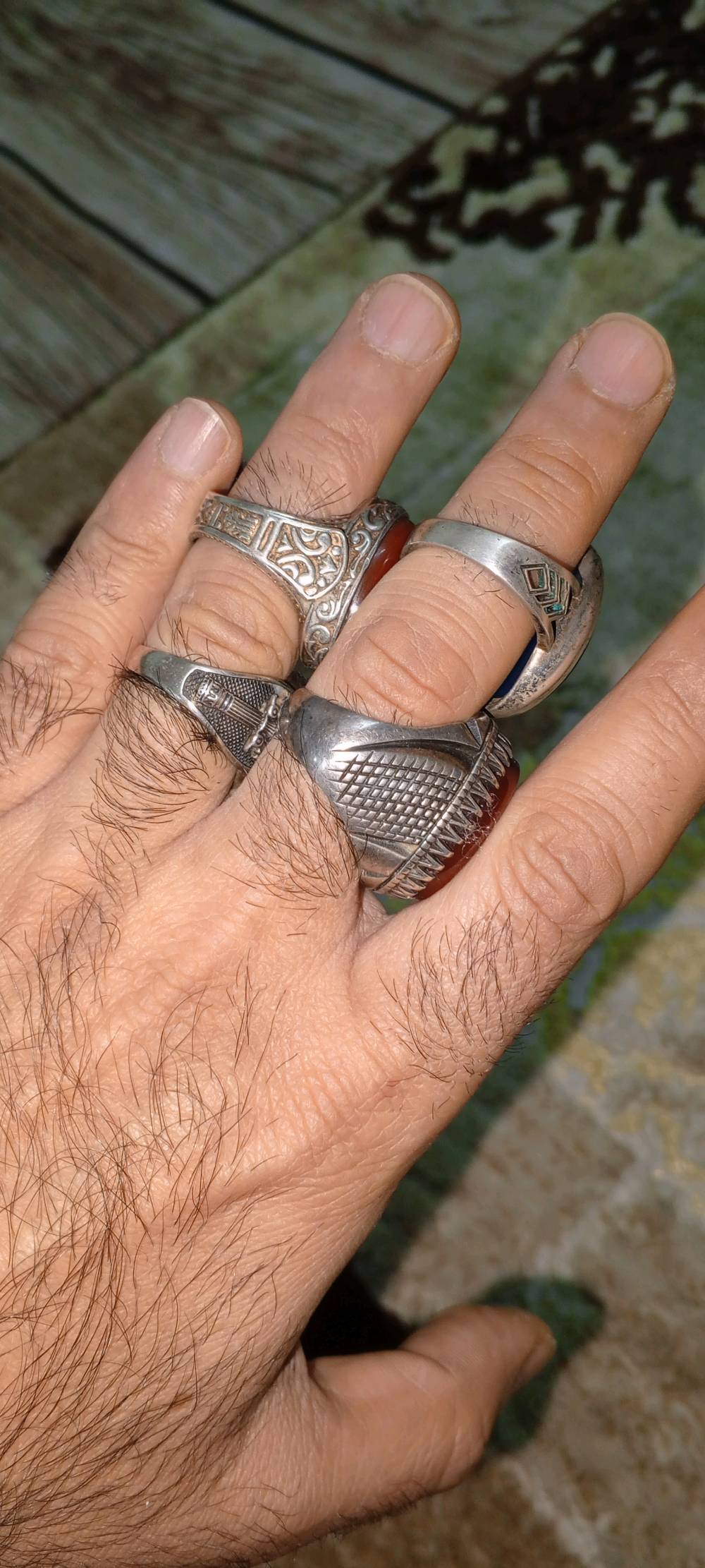 البيع خواتم قديمه فضه عيار 925 حجز اصلي فعال سعرالف25 قفل وذا شلع تريد علا الف 20مناسب فقط شراي يتصل علا رقم*********** او يجي  خاص من رخصه الادمن المحترم وافق ربي يرزقك انشالله باب رزقي اذ مكان بغداد توصيل ماعندي بيع مفرد وشلع