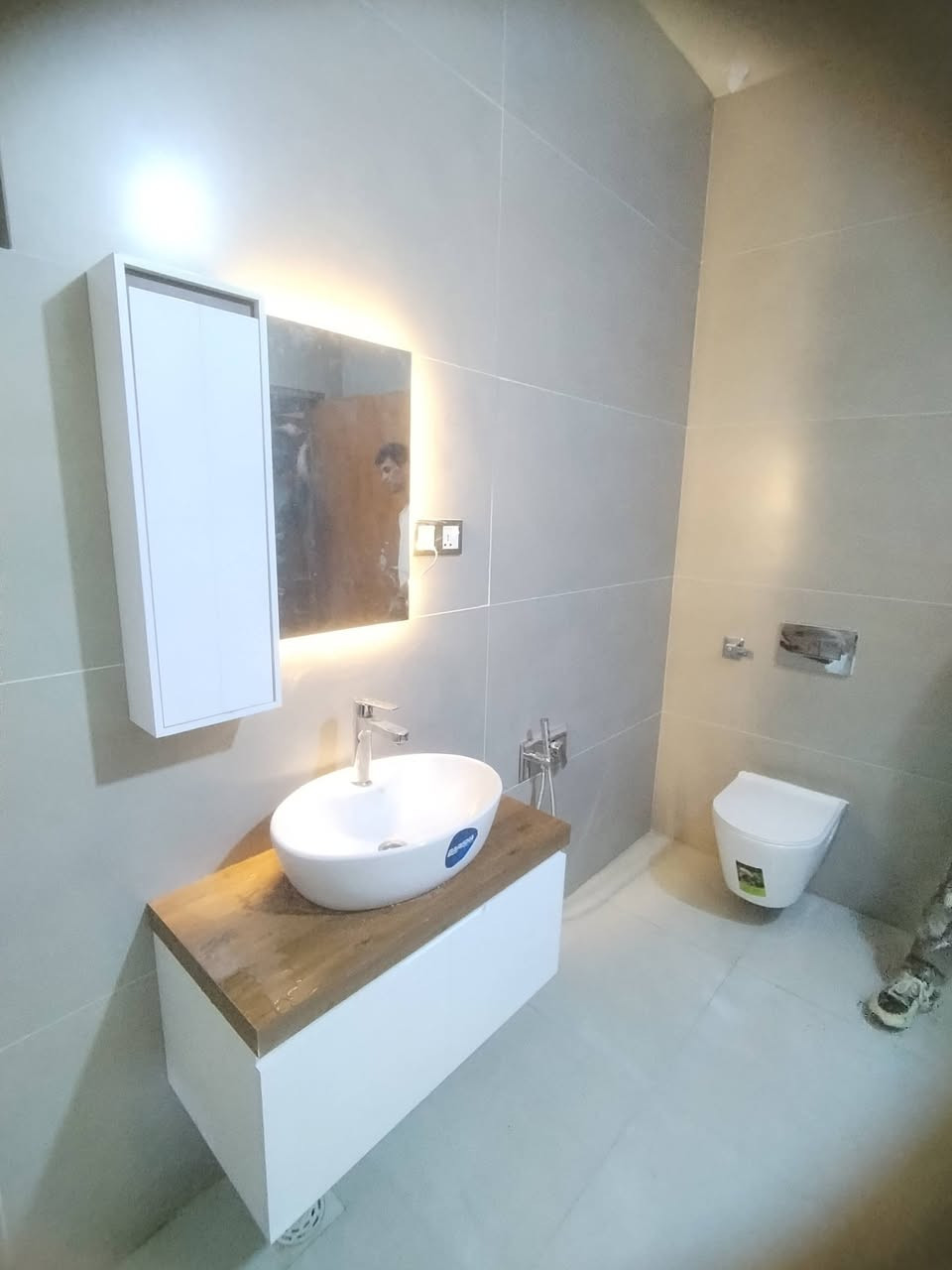 سلام عليكم  خلفه سراميك ارضي جداري شغل كدام عينك / جميع القضيه اشتغل مكاني العماره *********** اي استفسار اني حاضر 

ربي يرزق الجميع أن شاء الله
