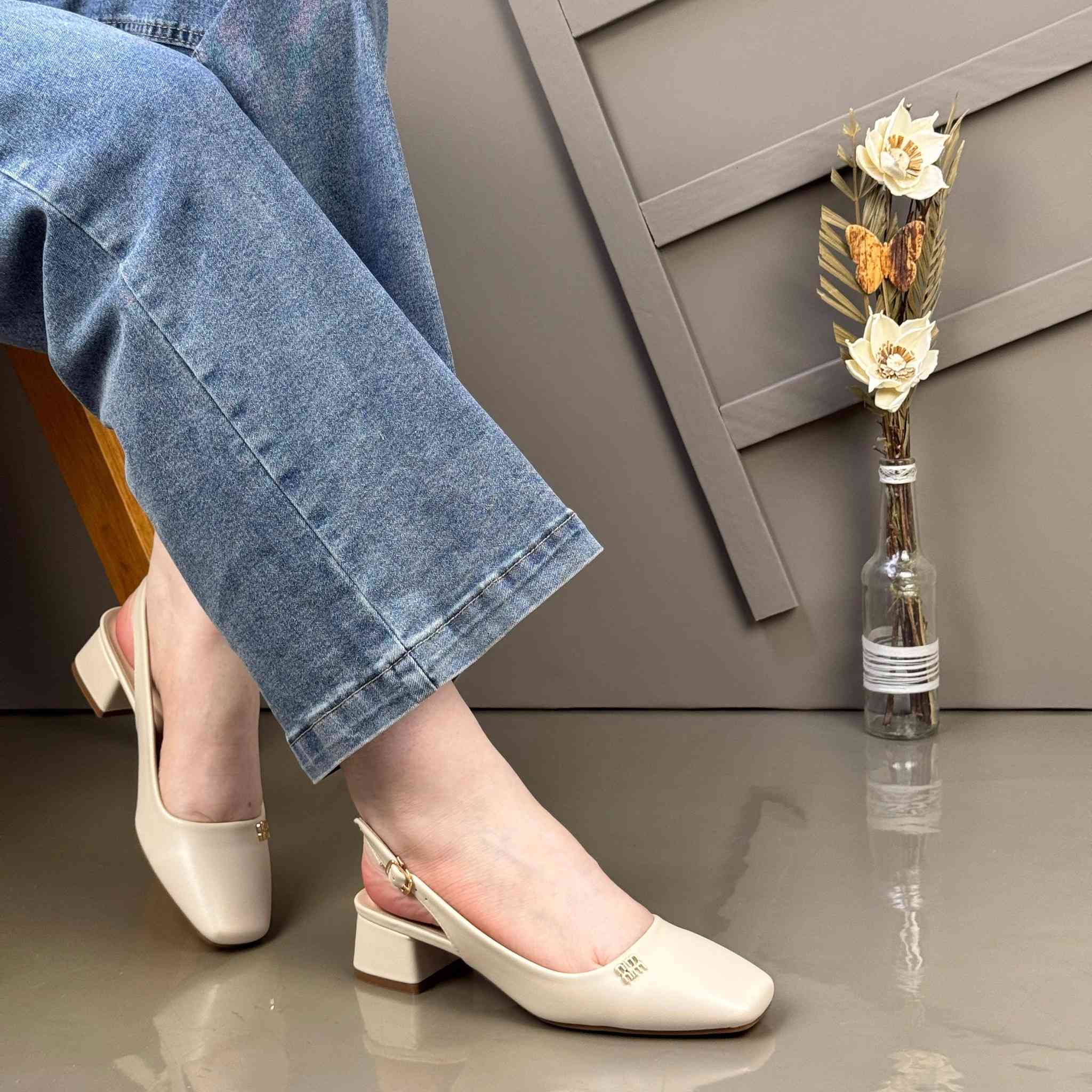 يسعد مسائكم بالخير زبائنا الكرام ورمضان مبارك عليكم 
كل ماهو جديد ومميز تجدونه لدى احذيه وحقائب علاء 
حذاء طبي جلد طبيعي ماركه ارتفاع ٣ سم 
للحجز مراسله البيج او واتساب ***********
توجد خدمه توصيل داخل القضاء وجميع محافظات العراق
