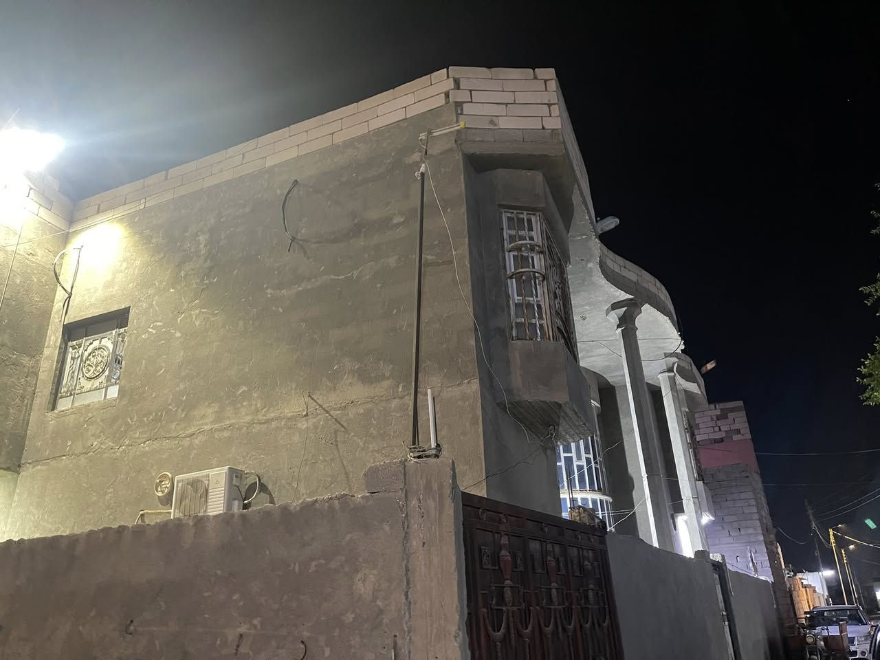 السلام عليكم  بيت بالجزيرة باب الهوه شارع باب الحاره مساحه 230م طابقين عدد الغرف 5 عدد مطبخ 2 صحيات عدد 3 دوانيه وكراج سياره بناء طابوك سقف كونكريت طابو ملك صرف زراعي ***********
