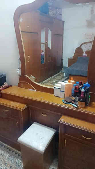 السلام عليكم غرفة ستة ابواب مع  ملحق مستخدم تسكام درجة 
اولى ونضيفة صاج داخل وخارج السعر مليون وبيها مجال 
رقم بيه واتساب ***********
