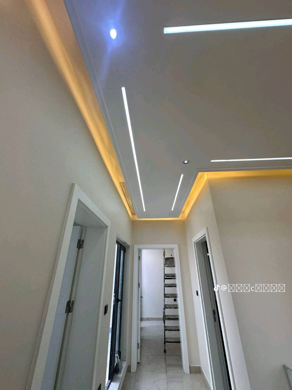 تم وبحمد الله أنجاز بيت الأخ (علي الغزالي )في حي الجامعة صبغ جداران و جبس بورد والحدادية ديكورات أياد الخالدي جهزة المواد اصباغ جوتن - النجف  اللؤلؤة الذهبية لتجارة مواد البناء والديكور ***********