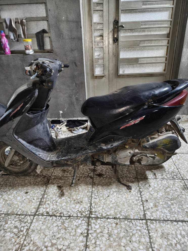 السلام عليكم دراجة بريز لبيع مفتوحة تنقص دهن بس الله شاهد كلشي يشتغل بيه  سعره ٤٠٠ و بيه مجال بخدمتكم  المكان البلديات شارع الحشد 
 *********** بغداد, العراق
