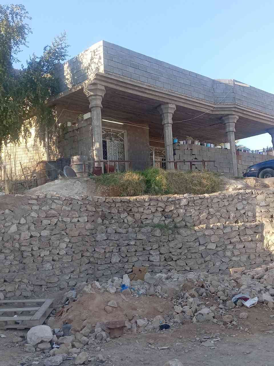 بيت للبيع بحقلانيه حي صديق مساحته 450 متر بيت جديد قرف 2 جوه و 2 فوك و ستقبال 6×4 مطبخ 5×4 صحيات و حمام دخلي صاله 9 ×3  و بيتونه 9×3


**إذا كنت صاحب هذا الإعلان وتريد حذفه لأي سبب، رجاءا أرسل رسالة إلى الدعم الفني**