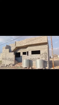 هيكل 100 مربع الهيكل يحتوي على غرفتين نوم استقبال مطبخ درج خارجي يبعد ...