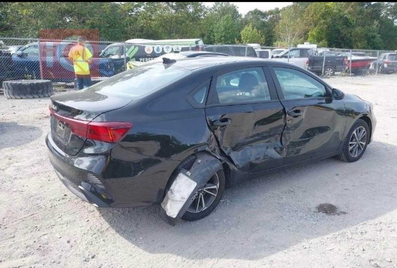 Kia forte 2023
سيارة نضيفة رقم بغداد بأسمي 
ممشى 40 ميل 
حادث بابين وجاملغ خلفي بدون دواخل وبدون ايرباك 
150$
*********** بغداد, العراق
